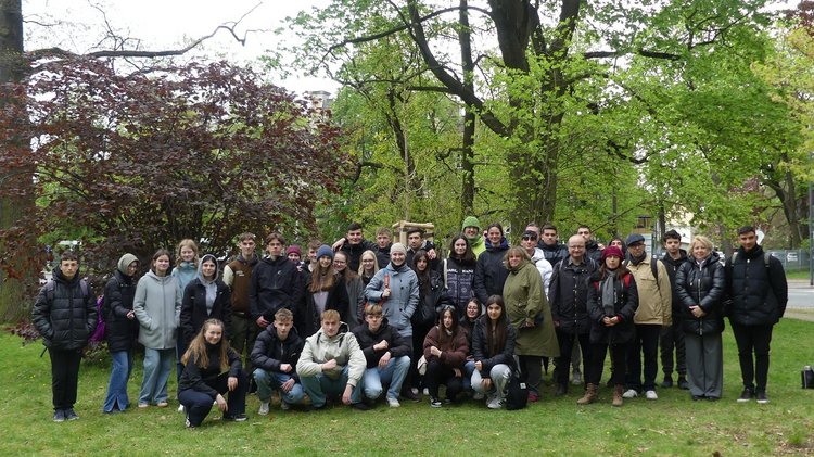 Deutsch-griechische Gruppe vor dem selbst gepflanzten Gingko im Stadtpark
