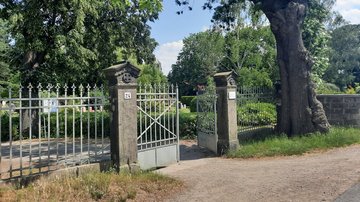 Eingangstor Friedhof Kaditz