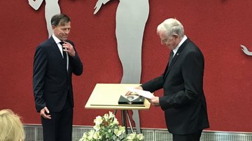 Prof. Dr. Landgraf-Dietz empfängt die Sächsische Verfassungsmedaille aus der Hand des Landtagspräsidenten, Dr. Matthias Rößler (Schirmherr des Landesverbands Sachsen des Volksbunds)