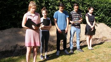 Schüler der 88. Oberschule Dresden "Am Pillnitzer Elbhang" gestalten eine Gedenkfeier für die Einbettung von Opfern der Bombardierungen Dresdens