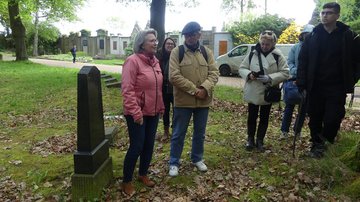 Frau Mühle, langjährige Leiterin des Städtischen Friedhofs, begrüßt die Gruppe und weist sie in die Aufgaben ein