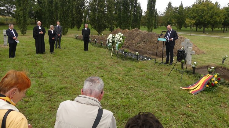 Einbettungs- und Gedenkveranstaltung in Nadolice Wielkie, Kultusminister Christian Piwarz