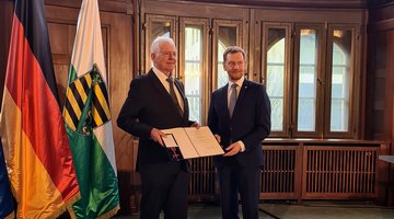 Prof. Dr. Landgraf-Dietz erhält das Bundesverdienstkreuz von Ministerpräsident Michael Kretschmer